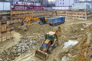 zwaar bouw uitrusting werken Bij de bouw plaats. foto