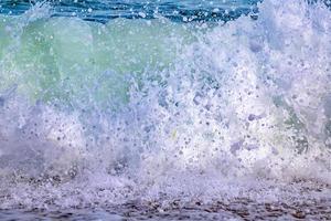 plons van zee golven, dichtbij omhoog, schoonheid water golven verstuiven foto