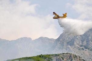 vliegtuig vallen water Aan brand foto