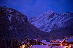 berg dorp in Alpen Bij nacht foto