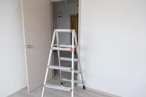 ladder Bij bouw plaats gebouw. vernieuwing, reparatie en ontwikkeling van huis en appartement concepten foto