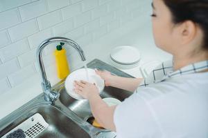 keuken, vrouw, vaatwasser foto