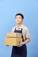 Aziatisch slim knap mannetje Holding dozen voor levering naar klanten foto