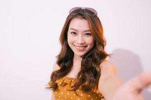 jong vrouw staand geïsoleerd Aan pastel achtergrond nemen selfie foto Aan smartphone poseren naar camera glimlachen toothy detailopname