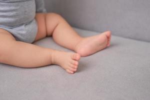 nemen foto van ouders beoefenen babysitten door zetten kind in hoek Aan zacht futon.