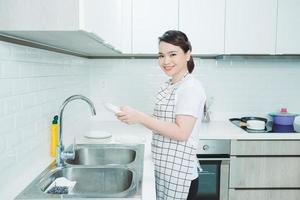 vrouw vervelend een schort , keuken, Koken foto