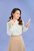 jong vrouw pratend mobiel over- geïsoleerd Purper achtergrond tonen OK teken met vingers foto