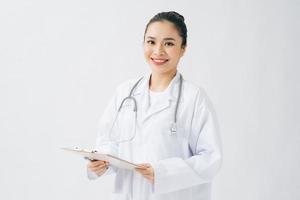 gelukkig jong vrouw dokter Holding klembord met documenten over- wit achtergrond foto
