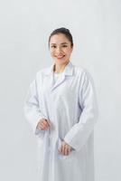 portret van jong vrouw dokter met wit jas staand foto