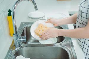 het wassen borden. het wassen de bord. foto