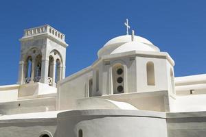 witte Griekse kapel, geïsoleerd op blauwe hemel foto