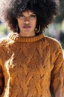 portret van aantrekkelijke afro vrouw in de straat