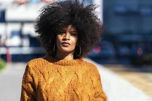 portret van aantrekkelijke afro vrouw in de straat