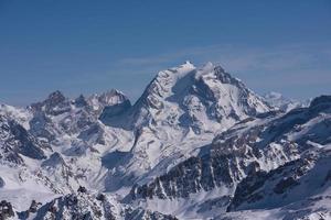 prachtig berglandschap in de winter foto