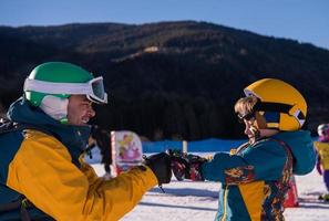 vader voorbereidingen treffen zijn weinig zoon voor de eerste tijd Aan een snowboard foto