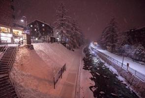 Zwitserland, 2022 - besneeuwd straten van de alpine berg dorp foto