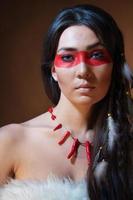 amerikaanse indiaan met verf gezicht camouflage foto
