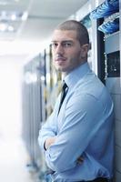 jong het ingenieur in datacenter server kamer foto