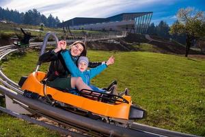 Zweden, 2022 - jong moeder en zoon het rijden alpine kustvaarder foto