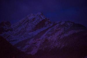 berg dorp in Alpen Bij nacht foto