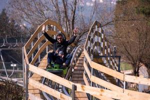 Kroatië, 2022 - jong vader en zoon het rijden alpine kustvaarder foto