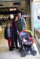 familie in boodschappen doen winkelcentrum foto