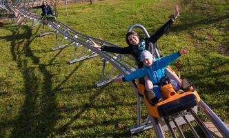 Zweden, 2022 - jong moeder en zoon het rijden alpine kustvaarder foto