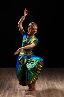 mooi meisje danser van Indiase klassieke dans bharatanatyam foto