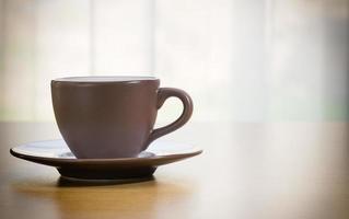 koffie kop Aan hout tafel ,vintage stijl foto