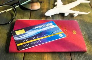 creditcard op paspoort op houten bureau gezet foto