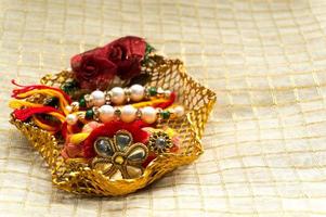 rakhi draad in gouden houder met tika & rijst foto