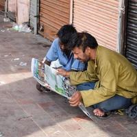 oud delhi, india, 15 april 2022 - niet-geïdentificeerde groep mannen die door de straten van oud delhi lopen, straatfotografie van de chandni chowk-markt van oud delhi tijdens de ochtendtijd, oude delhi straatfotografie foto