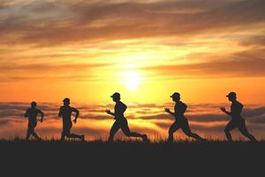 Mannen silhouet ik ben jogging naar blijven gezond in de avond. mannen oefening door rennen. Gezondheid zorg concept foto