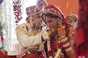 gelukkige Indiase paar op hun bruiloft. foto