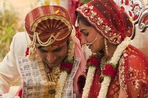 gelukkige Indiase paar op hun bruiloft. foto