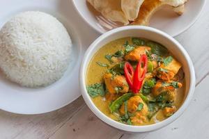 Indiase groene curry met basmatirijst en papadums foto