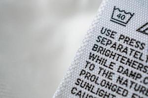 kleding etiket label met wasserij zorg instructies foto