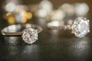 sieraden diamanten ringen ingesteld op zwarte achtergrond close-up foto