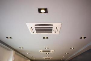 plafond gemonteerd cassette type airconditioning systeem foto