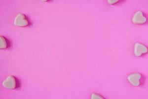 valentijn snoep harten vorm op roze achtergrond foto