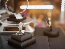 diamanten ringen in sieraden luxe winkel etalage foto