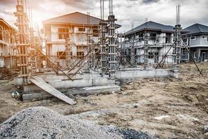 bouw residentieel nieuw huis in uitvoering op bouwplaats foto