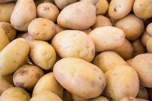 verse biologische aardappelen op stand in supermarkt foto