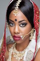 Indiase vrouw in traditionele kleding met bruids make-up en sieraden foto