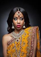 Indiase vrouw in traditionele kleding met bruids make-up en sieraden foto