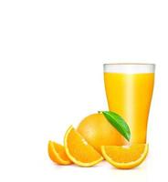 een glas van oranje sap. sinaasappels en sinaasappels besnoeiing in stukken. met groen bladeren geïsoleerd Aan wit achtergrond foto