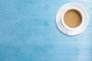 koffie mok, top visie, geïsoleerd Aan blauw houten tafel foto