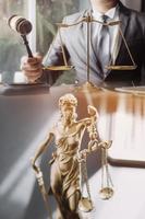 rechter hamer met gerechtigheid advocaten hebben team vergadering Bij wet firma in achtergrond. concepten van wet. foto