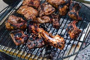 Reserve ribben Koken Aan grill, buitenshuis rundvlees en varkensvlees bbq foto