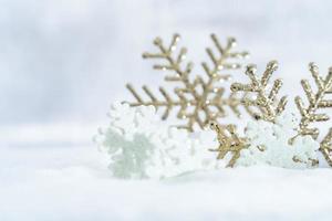 Kerstmis van winter - Kerstmis ballen met lint Aan sneeuw, winter vakantie concept. Kerstmis rood ballen, gouden ballen, pijnboom en sneeuwvlokken decoraties in sneeuw achtergrond foto